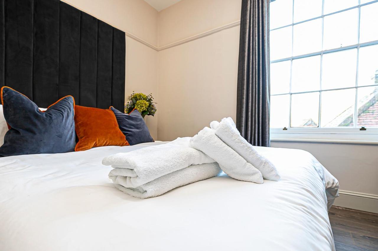Pages Hotel And Guesthouse Гарлоу Екстер'єр фото
