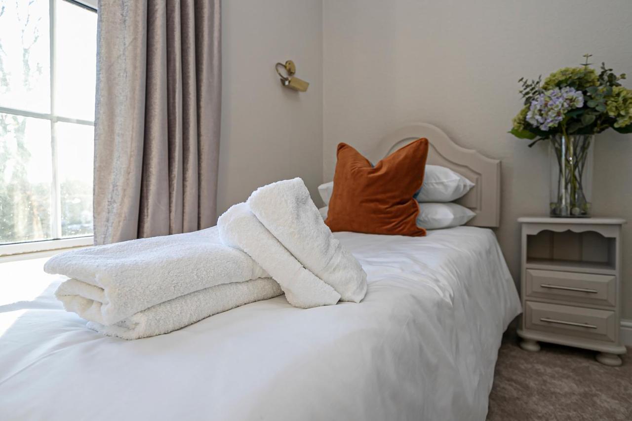 Pages Hotel And Guesthouse Гарлоу Екстер'єр фото