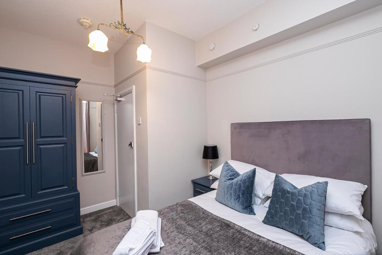 Pages Hotel And Guesthouse Гарлоу Екстер'єр фото