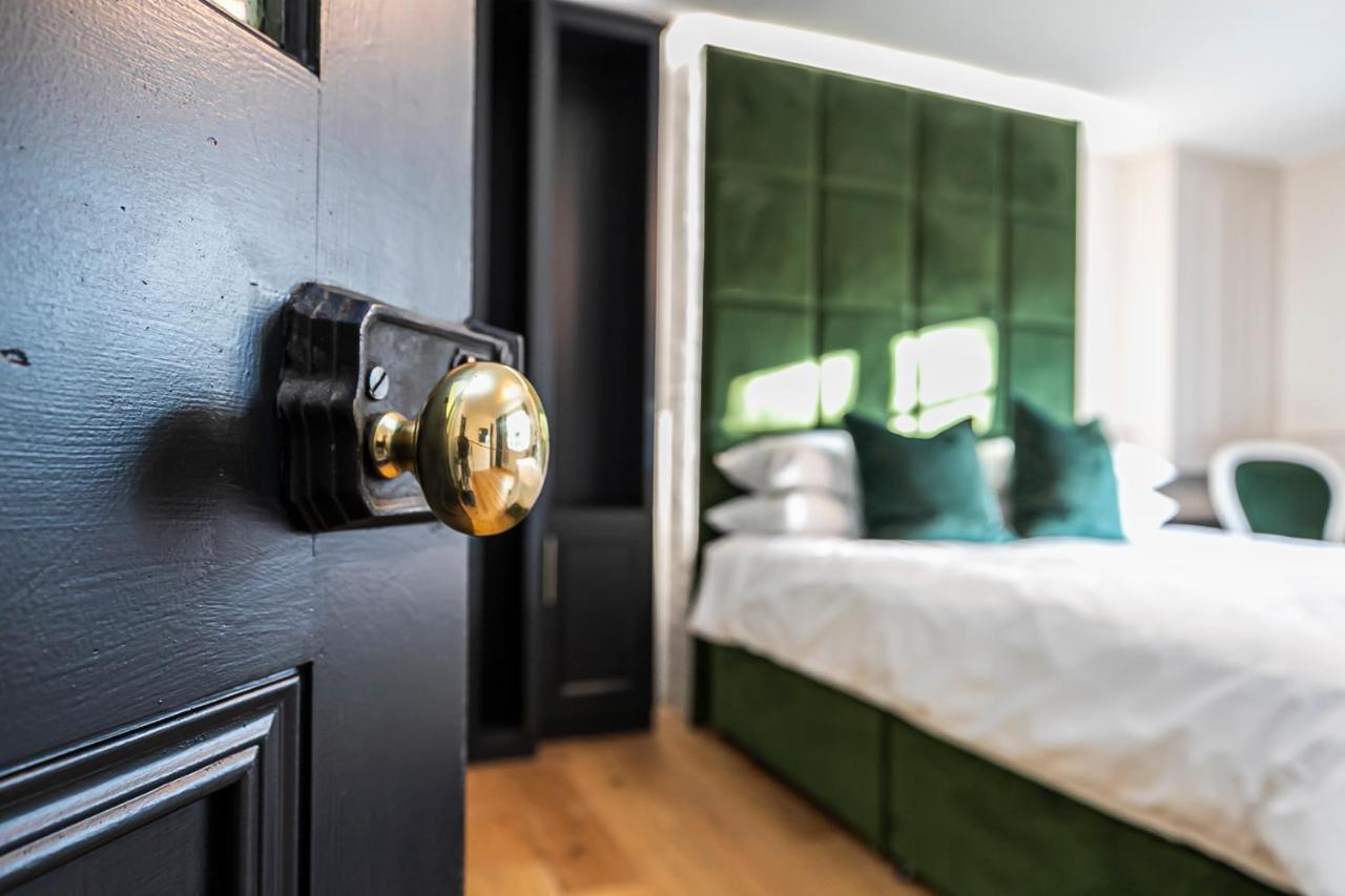Pages Hotel And Guesthouse Гарлоу Екстер'єр фото